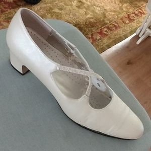 Vintage 💙 Trotters Heels - Comfortable - Shimmery White 🤍